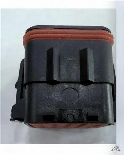 Kfz-Steckverbinder mit Gehäuse